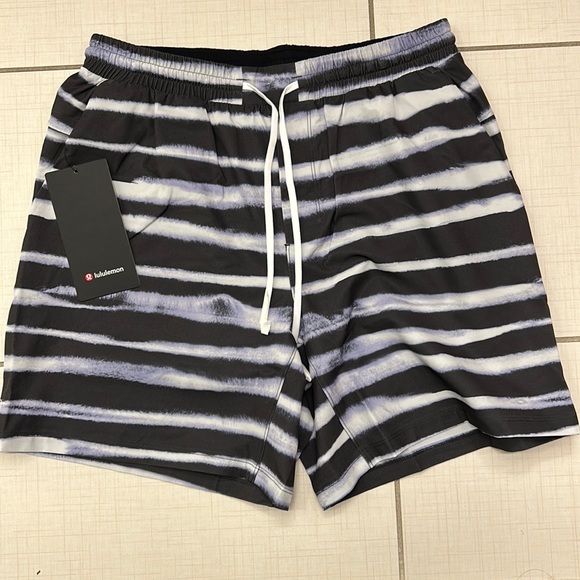 New with tags Lululemon Men’s Pool Short 7”